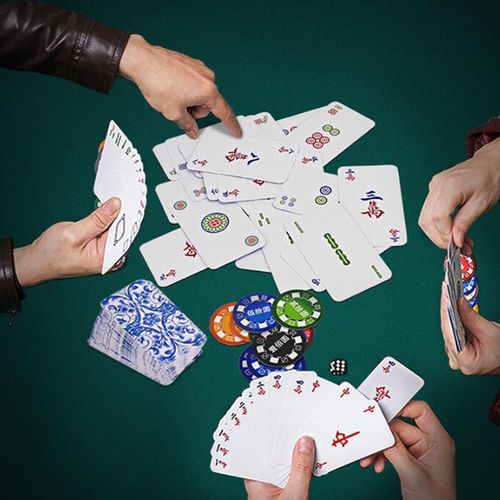 Ca nô của CSGT đường thủy nhanh chóng phân luồng các loại tàu lớn qua khu vực xảy ra sự cố cháy để các lực lượng chữa cháy dễ dàng ứng cứu.